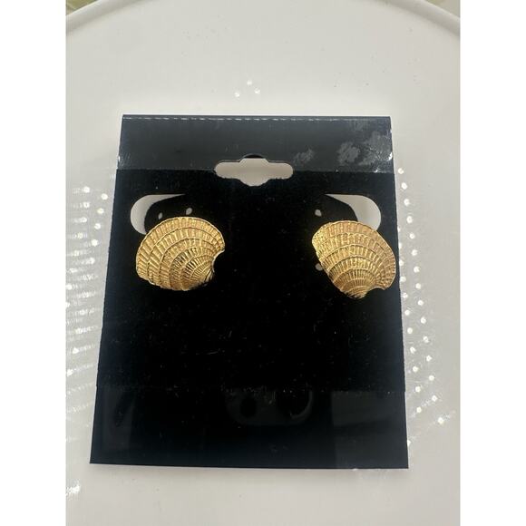 VTG Crown Trifari CLAM SHELL Gold Tone Clip On Earrings, Signed. - Picture 1 of 3